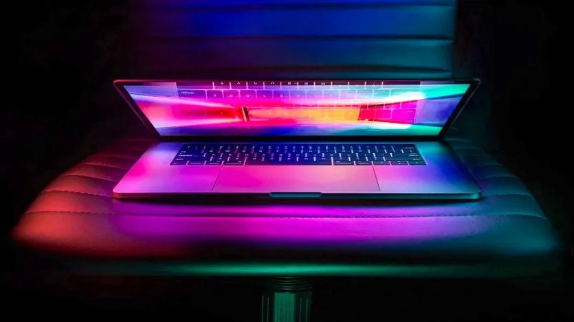 MacBook Pro з сенсорним OLED-дисплеєм