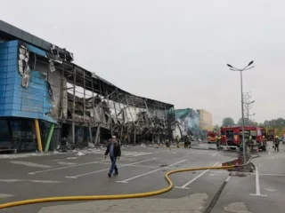 Магазин Decathlon на Почайній у Києві закрився через балістичний удар