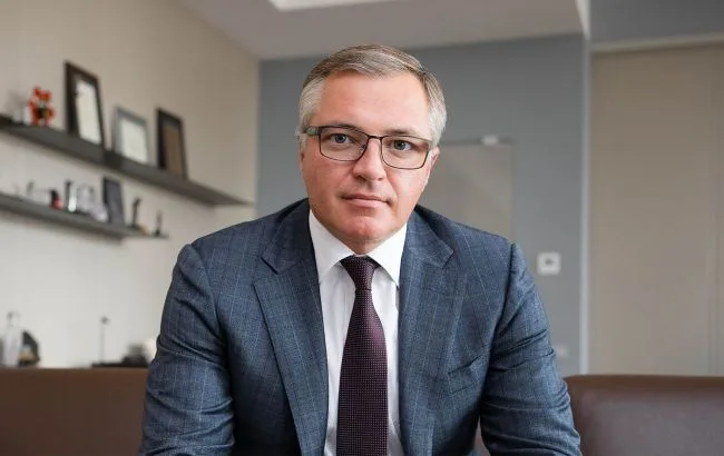 Металургійний комбінат з димовими трубами на сході України