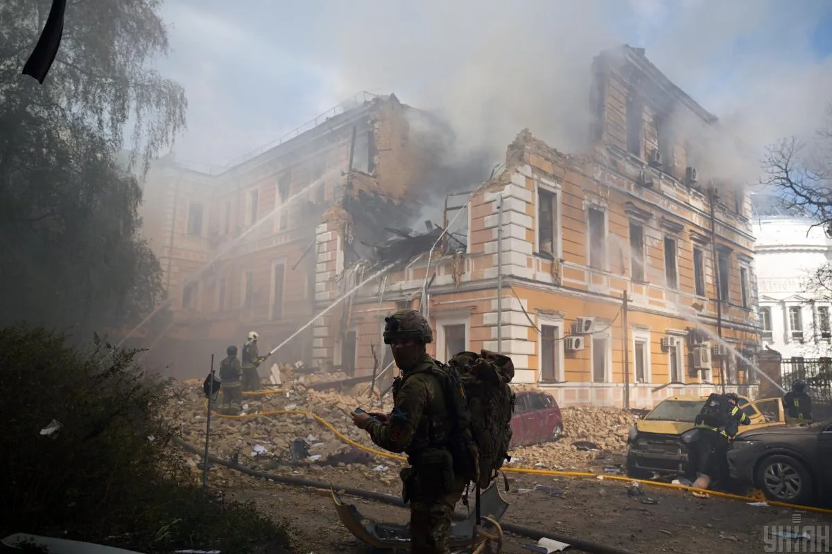 Наслідки ракетного удару по мосту в Києві