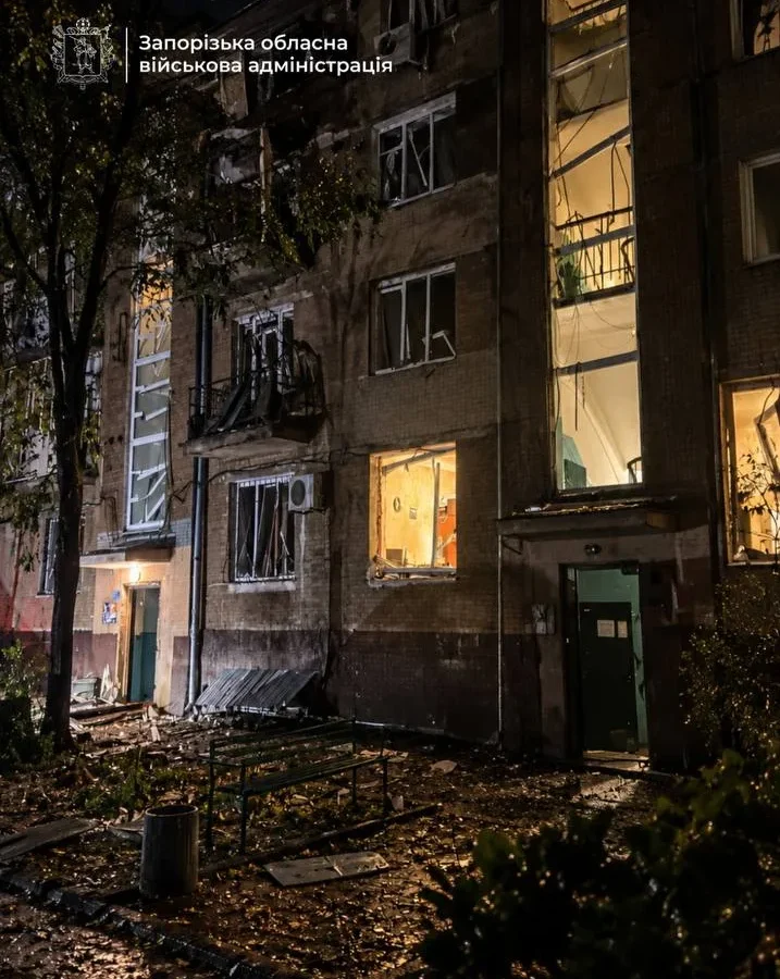 Наслідки російського обстрілу багатоповерхівки в Запоріжжі