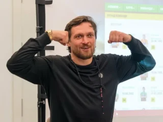 Усик передбачив перемогу «Полісся» над «Динамо» і показав дружкові скріншот зі смартфона