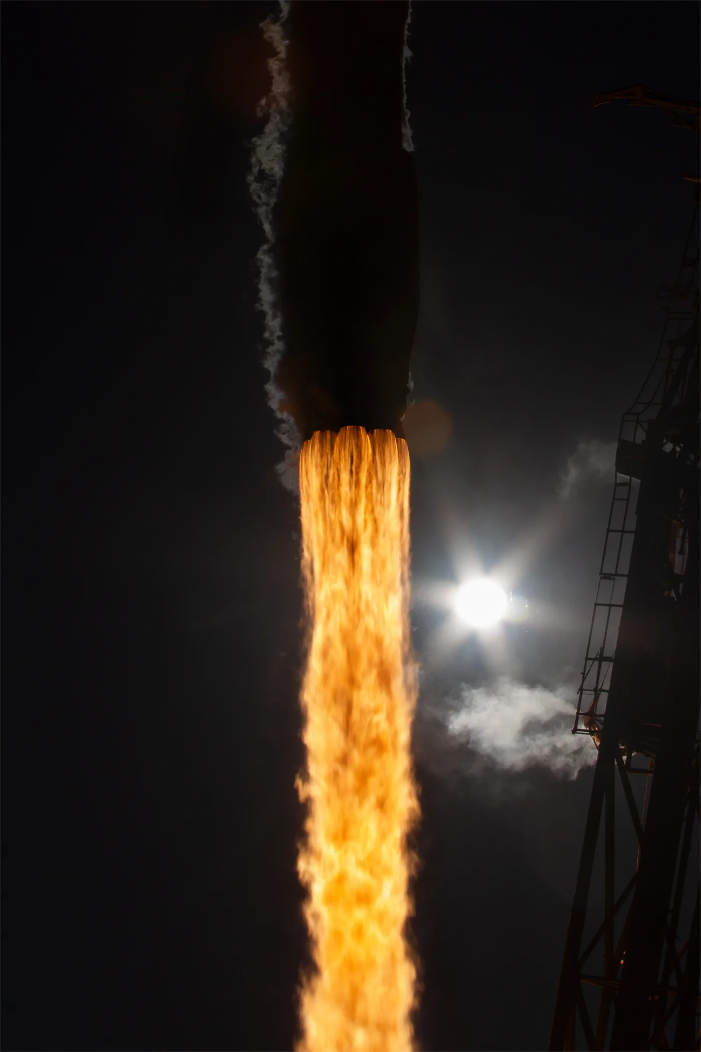 Перший ступінь B1081 повертається на морську платформу