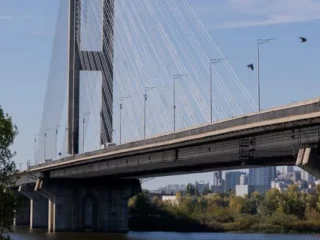 Південний міст у Києві обмежив рух з правого на лівий берег після російської атаки