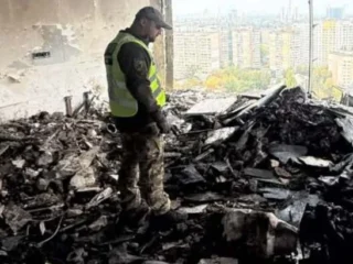 Поліція показала кадри гасіння пожежі після удару дрона по висотці у Києві