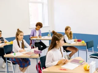 Чому українські виші не можуть набрати студентів на вчителя фізики