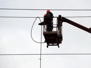 Чому енергосистема Києва опинилася під подвійним ударом — ракети РФ і заблоковані кошти громад