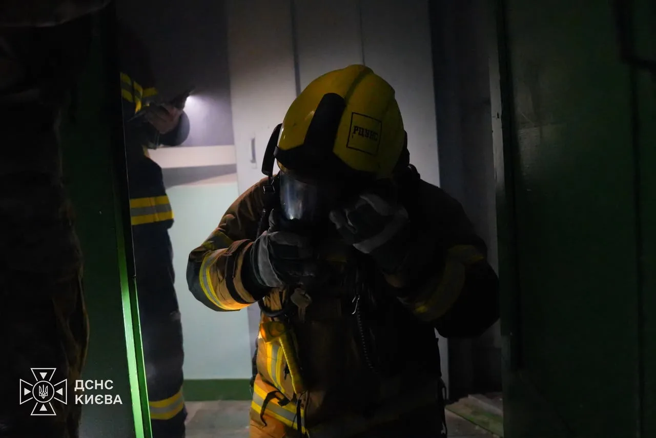 Пожежа на верхніх поверхах житлового будинку вночі