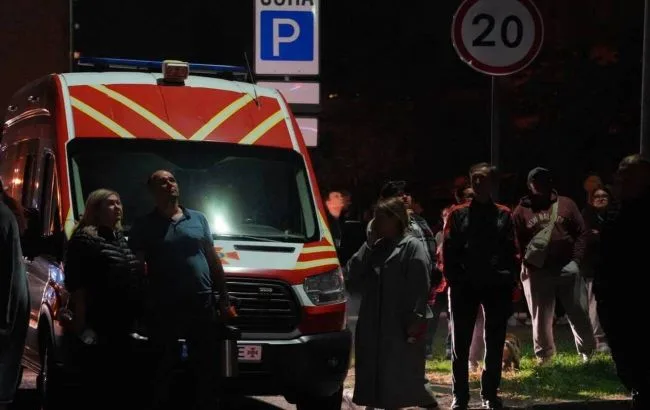 Удар дрона по київській багатоповерхівці показує тактику виснаження ППО над містом