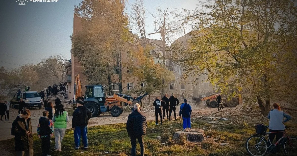 Рятувальники працюють на завалах зруйнованого будинку