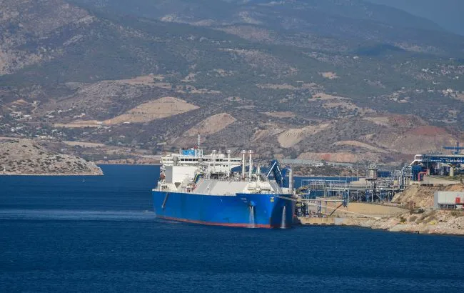 Російські танкери з нафтою в портових водах