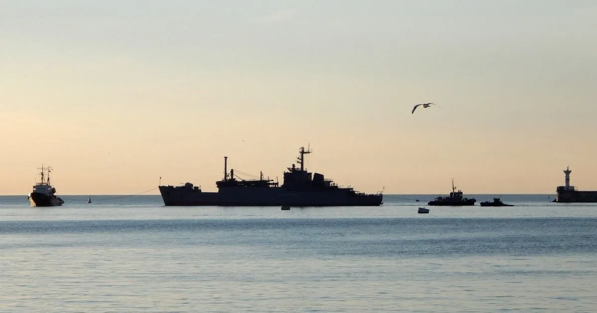 Российский военный корабль на базе в Черном море