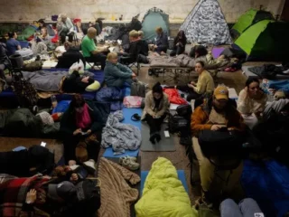 Російський удар пошкодив станцію метро в Києві та рейки