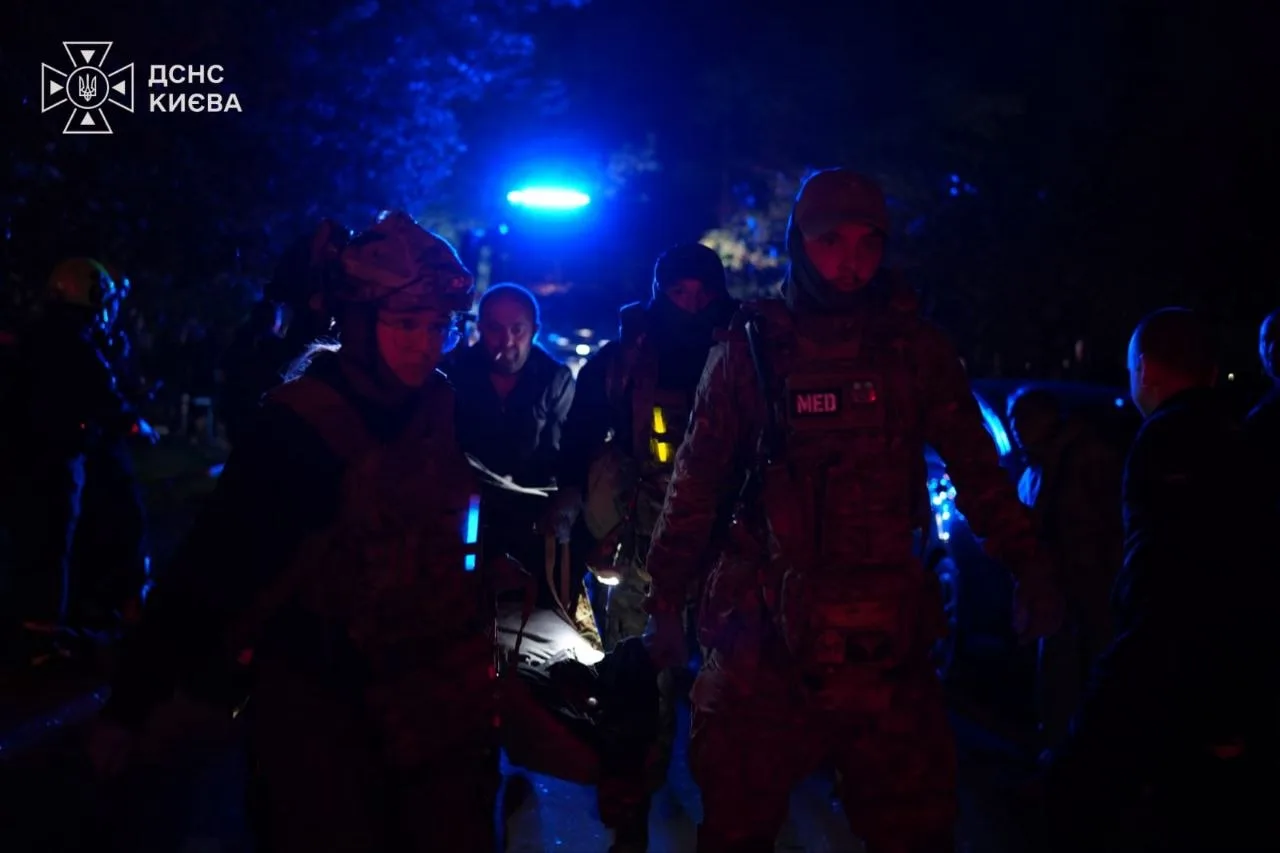 Розташування ураженої складської будівлі та стадіону в Дарницькому районі