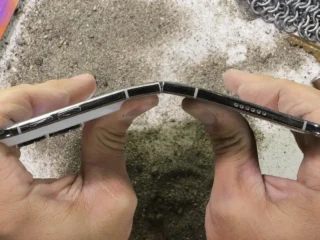 iPhone Duo не витримав краш-тесту JerryRigEverything