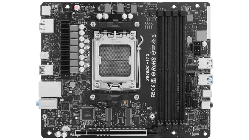 Слоти оперативної пам'яті DDR5 у системному блоці