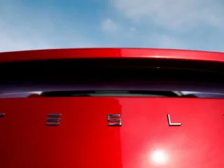 Tesla представила Roadster, який виконує трюки в повітрі й розганяється до 96 км/год за 0,81 секунди