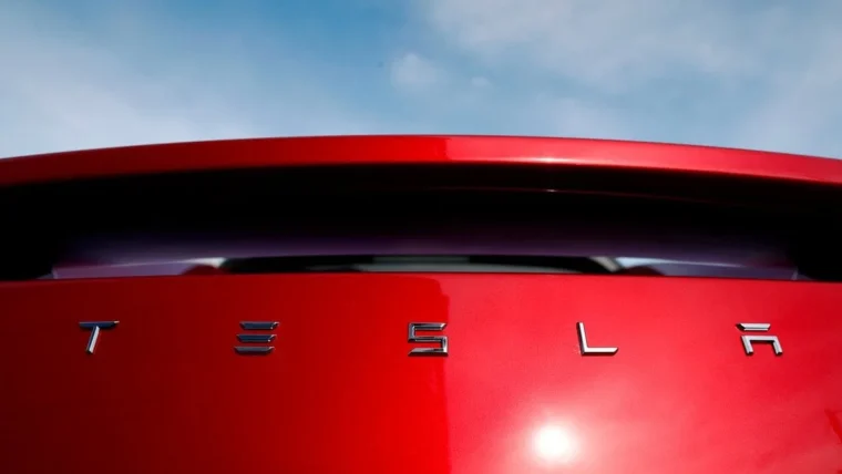 Tesla представила Roadster, який виконує трюки в повітрі й розганяється до 96 км/год за 0,81 секунди