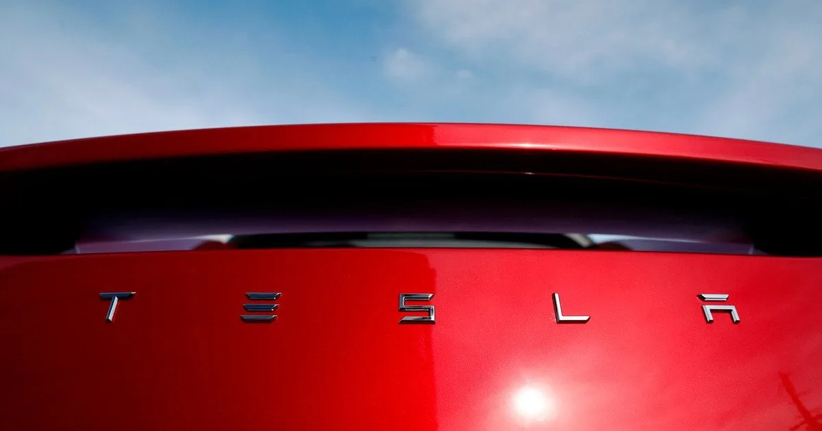 Спорткар Tesla Roadster під час повітряного маневру на презентації