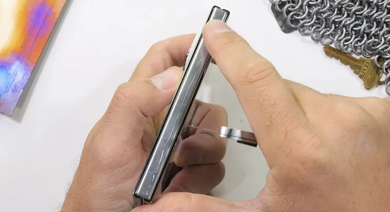 Титанова шарнір iPhone Duo із забитим піском