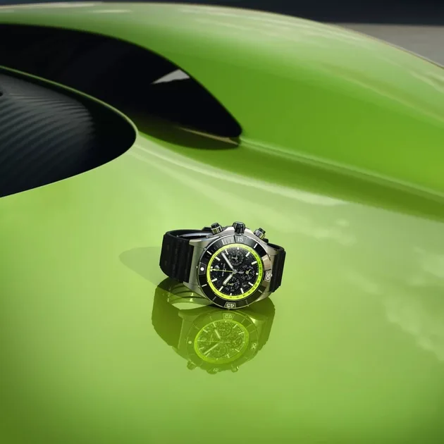 Титановий хронограф Breitling із циферблатом з вуглецевого волокна