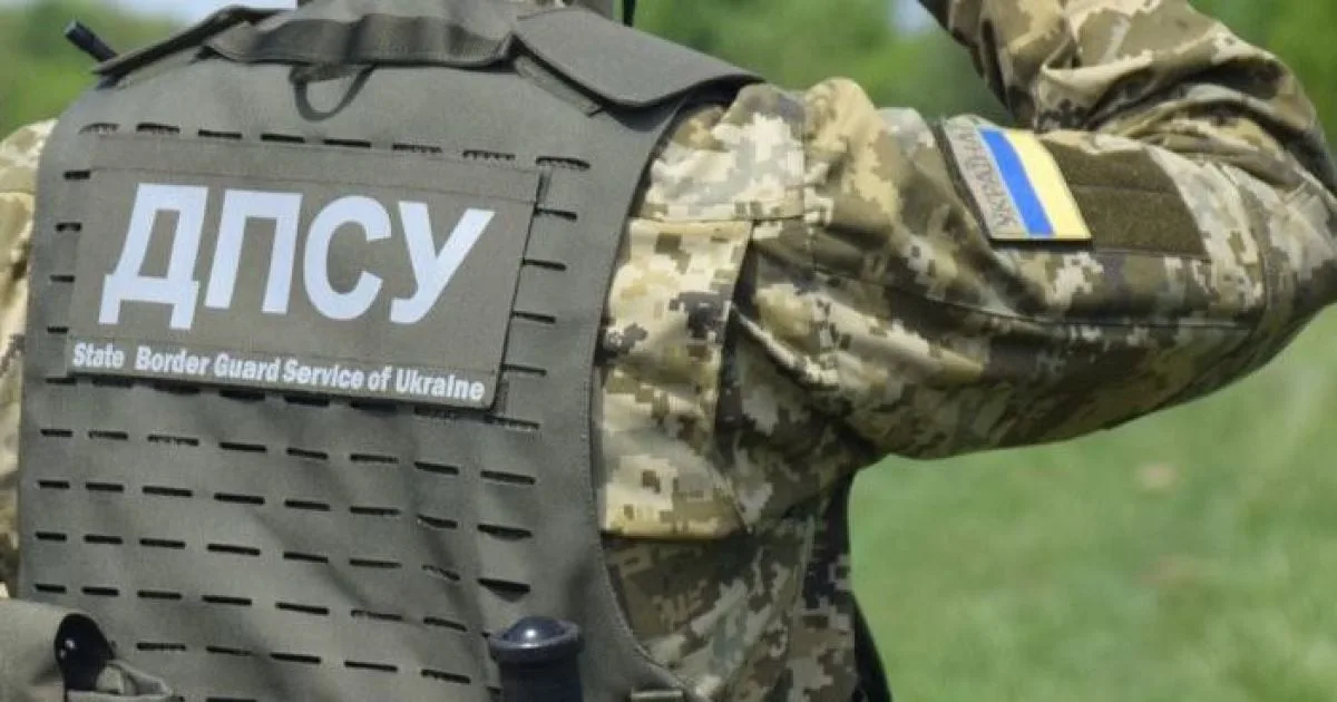 Український прикордонник у формі біля річки Дністер