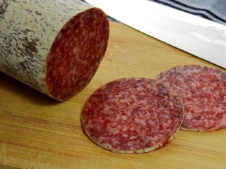 Польща вилучає заражену ковбасу Bell Polska з магазинів через бактерію Listeria