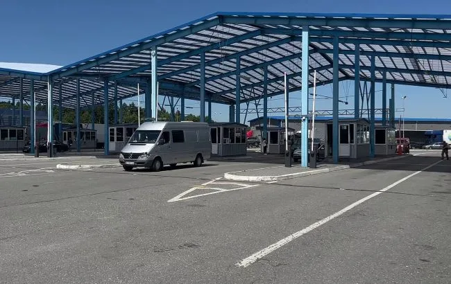 Вантажівка з зерном на кордоні між Україною та Європою