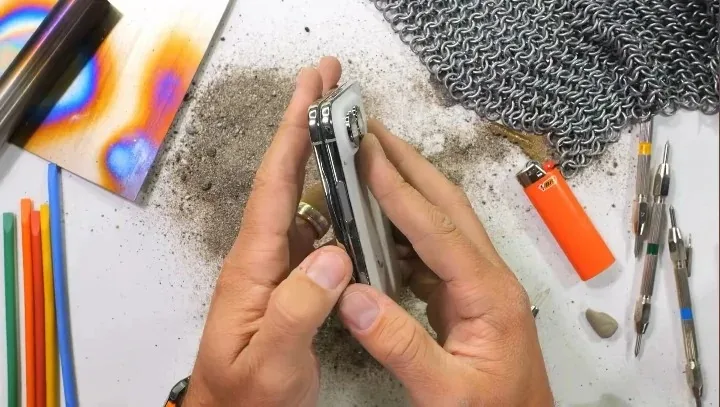 Внутрішній екран iPhone Duo з пошкодженнями від царапання