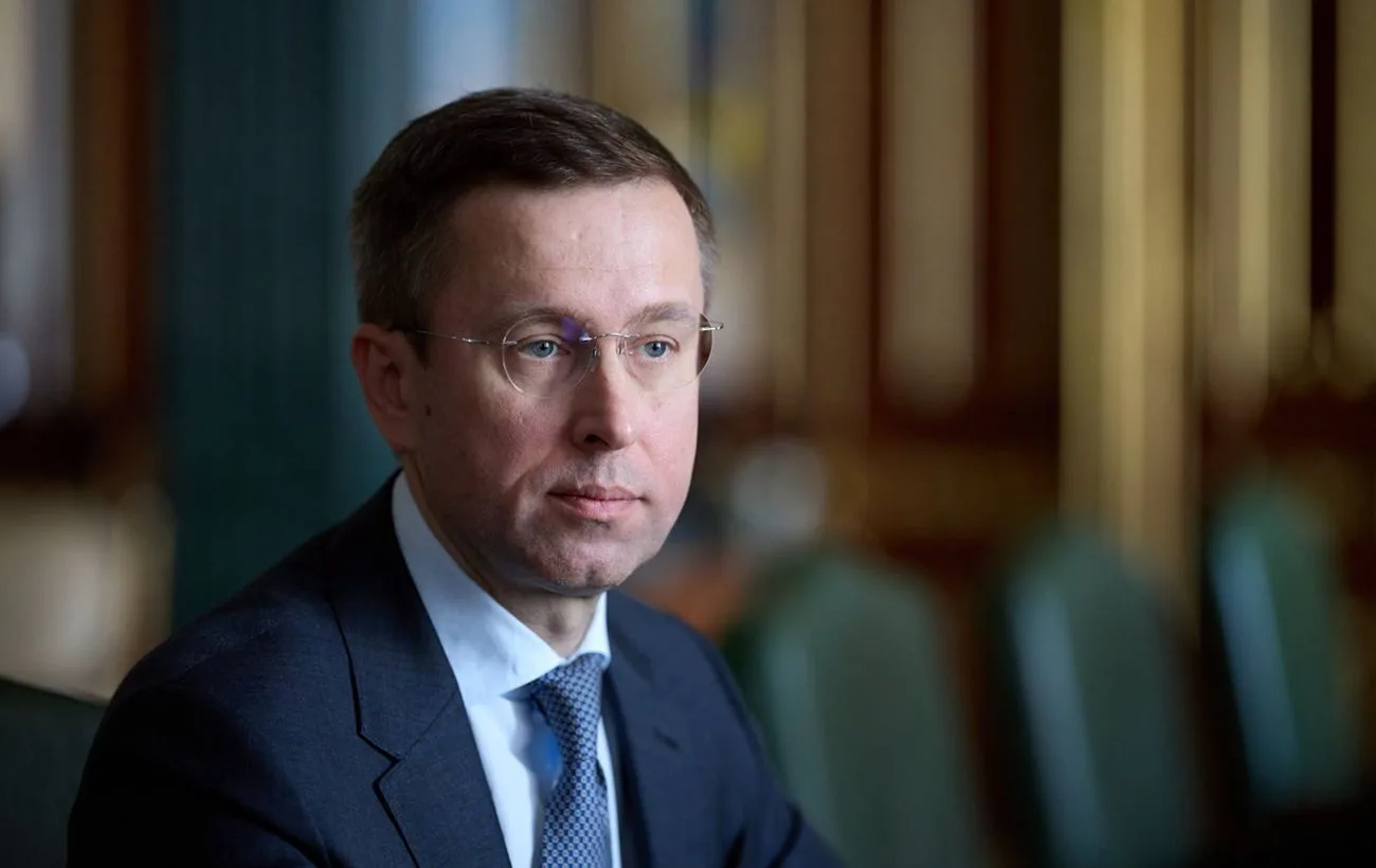 Залізничний склад з чавуном і металевою продукцією