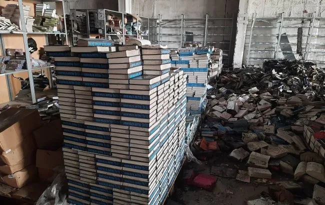 Залишки книжок на складі після обстрілу