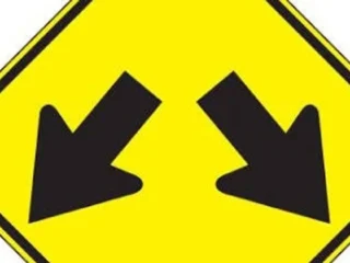 Що насправді означає дорожній знак з двома стрілками донизу на дорозі
