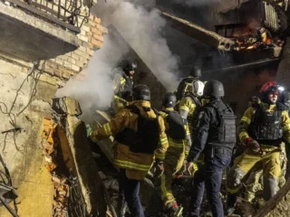 У Харкові після масованого обстрілу з-під завалів дістали тіла трьох людей, тривають пошуки ще чотирьох